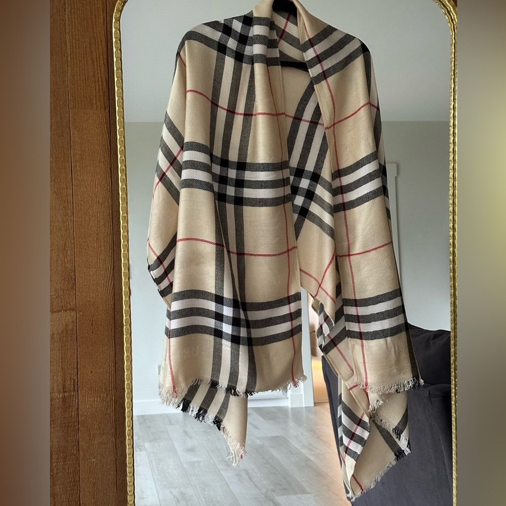BURBERRY London Large Cashmere & Silk Heritage Check Scarf - Picture 8 of 12